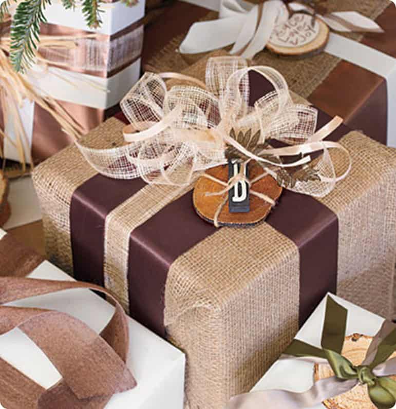 33 Adorable Burlap Christmas Gifts Wrapping Ideas 15