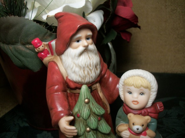 16 Shapely Christmas Figurine Decorations (6)
