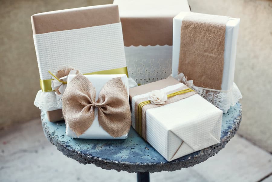 33 Adorable Burlap Christmas Gifts Wrapping Ideas 17