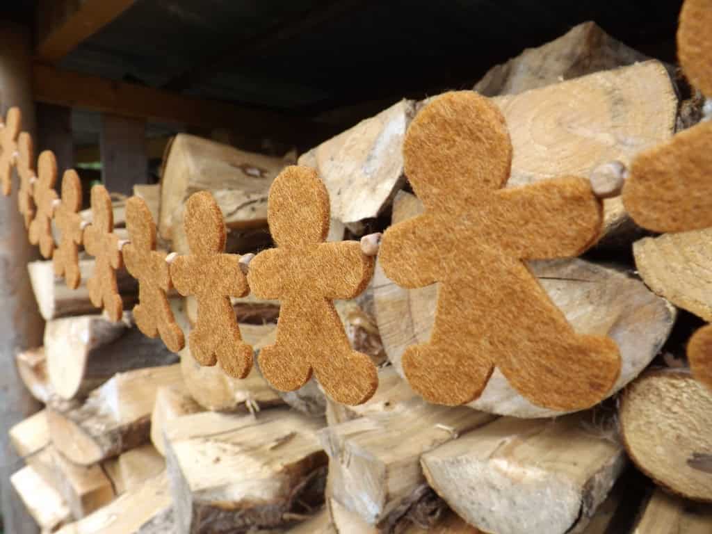 Gingerbread man garland 18 Creative Handmade Christmas Garland Examples (13)