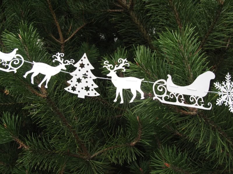 Deers with sledges Christmas Garland 18 Creative Handmade Christmas Garland Examples (9)