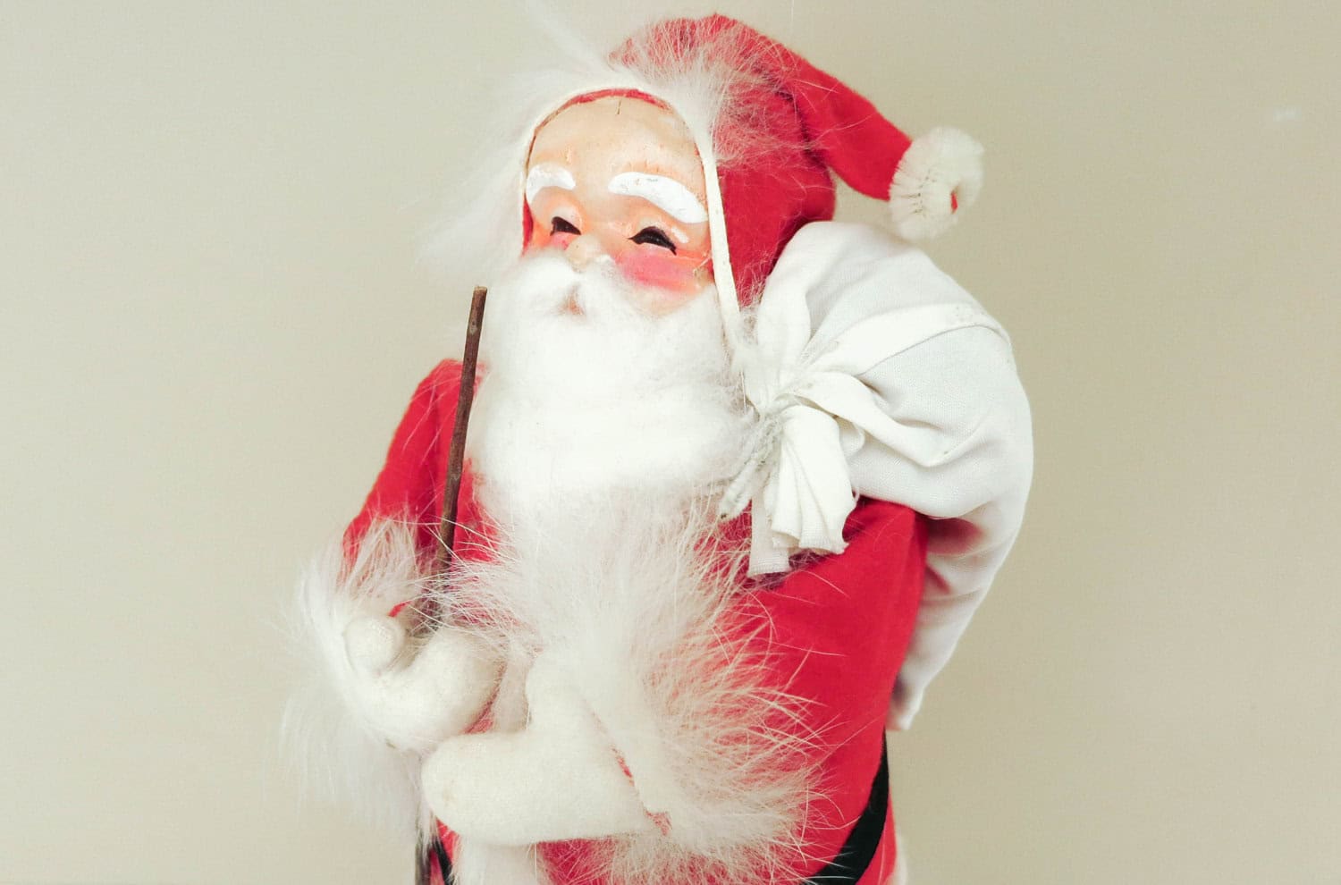 Santa Doll Figurine with Fur Trim – 1950’s Retro Kitsch Christmas Decoration 20 Charming Vintage Christmas Decorations (4)