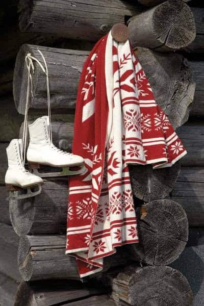 33 Cute Log Cabin Christmas Decorations 22