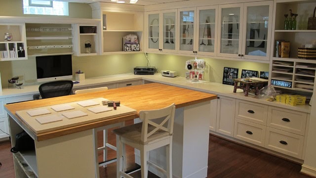 25 Amazing and Practical Craft Room Design Ideas 22