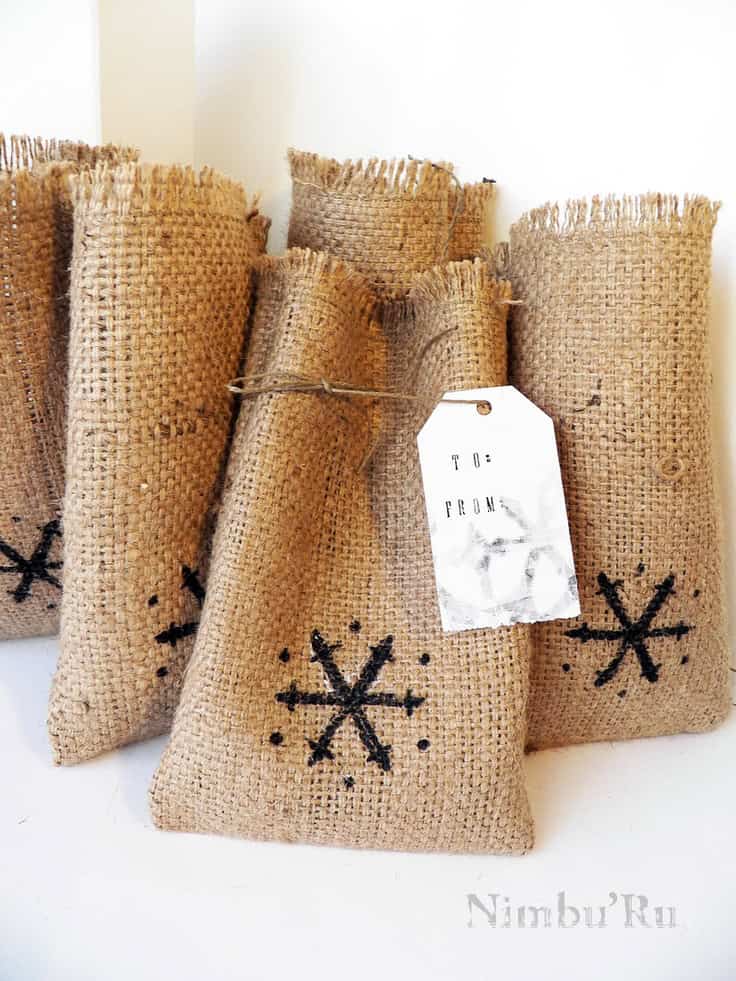 33 Adorable Burlap Christmas Gifts Wrapping Ideas 25