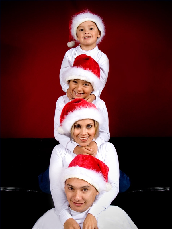 40 Creative and Unique Ways to Take a Family Photos for your Christmas Cards