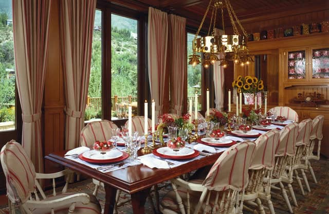 32 Irresistible Christmas Decorating Ideas for Magical Ambience 31