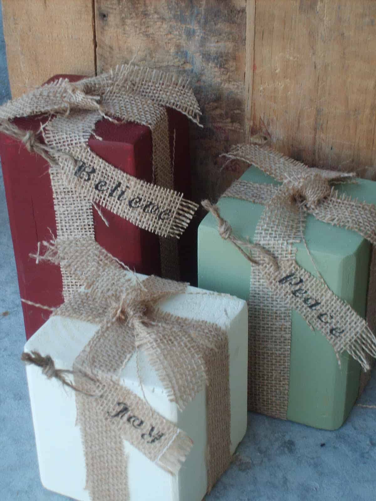 33 Adorable Burlap Christmas Gifts Wrapping Ideas 32