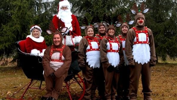 40 Creative and Unique Ways to Take a Family Photos for your Christmas Cards