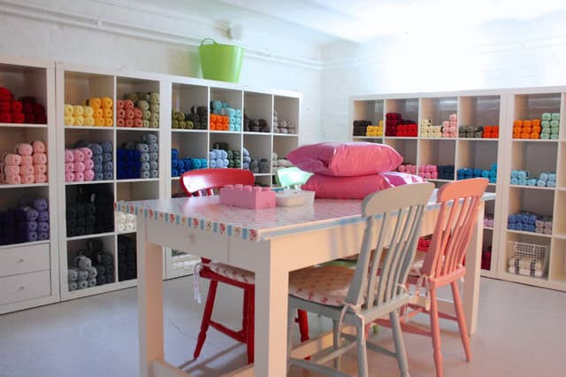 25 Amazing and Practical Craft Room Design Ideas 3