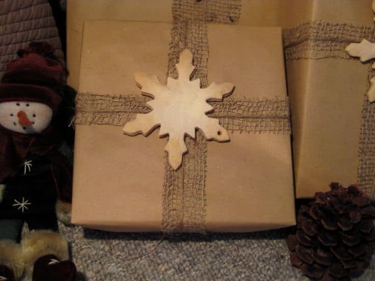 33 Adorable Burlap Christmas Gifts Wrapping Ideas 7