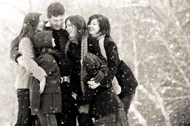 40 Creative and Unique Ways to Take a Family Photos for your Christmas Cards
