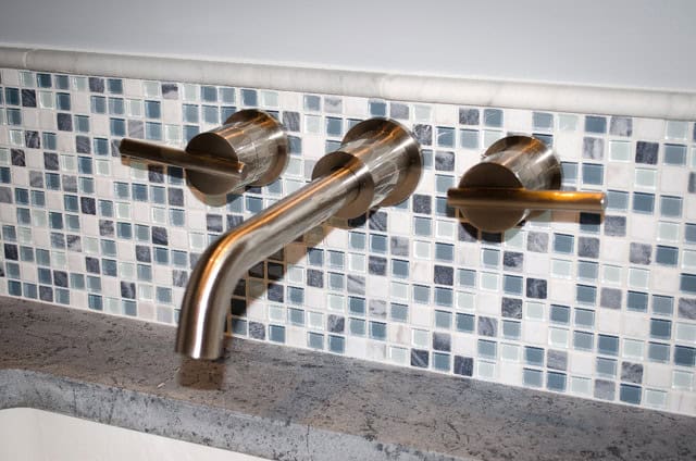 25 Charming Glass Mosaic Tiles Design Ideas For Adorable Bathroom 12