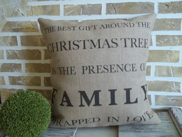 16 Charming Christmas Decoration Ideas with Pillows (11)