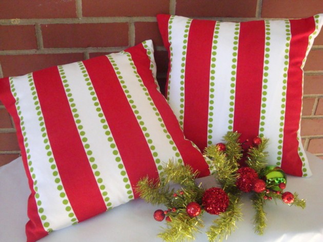 16 Charming Christmas Decoration Ideas with Pillows (13)