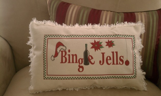 16 Charming Christmas Decoration Ideas with Pillows (14)