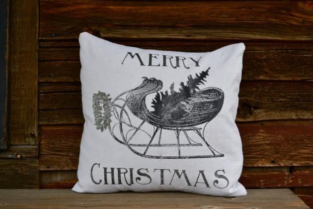 16 Charming Christmas Decoration Ideas with Pillows (15)