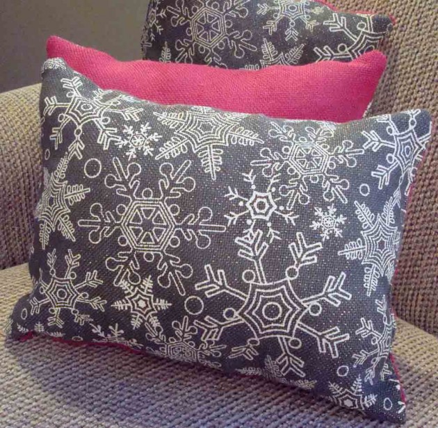 16 Charming Christmas Decoration Ideas with Pillows (16)