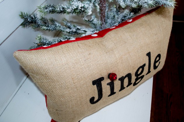 16 Charming Christmas Decoration Ideas with Pillows (3)