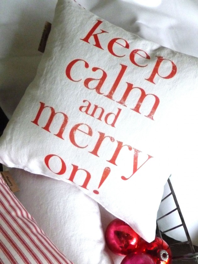 16 Charming Christmas Decoration Ideas with Pillows (4)
