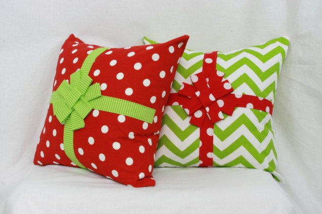 16 Charming Christmas Decoration Ideas with Pillows (5)