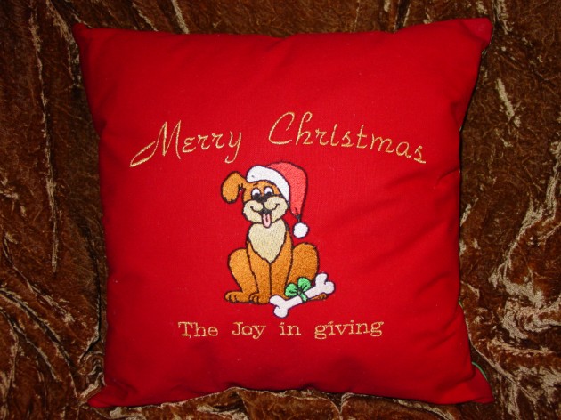 16 Charming Christmas Decoration Ideas with Pillows