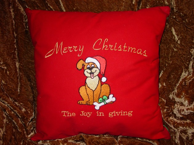 16 Charming Christmas Decoration Ideas with Pillows (7)