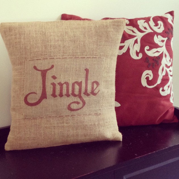 16 Charming Christmas Decoration Ideas with Pillows (8)