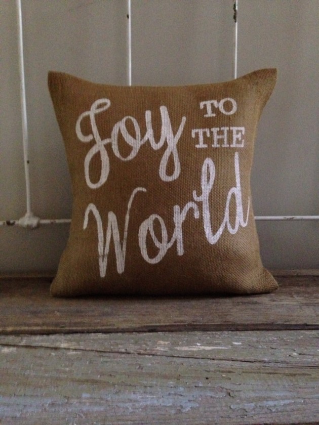 16 Charming Christmas Decoration Ideas with Pillows (9)