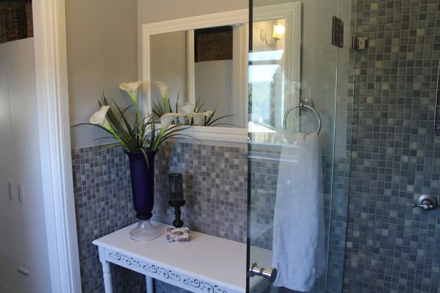 25 Charming Glass Mosaic Tiles Design Ideas For Adorable Bathroom 19