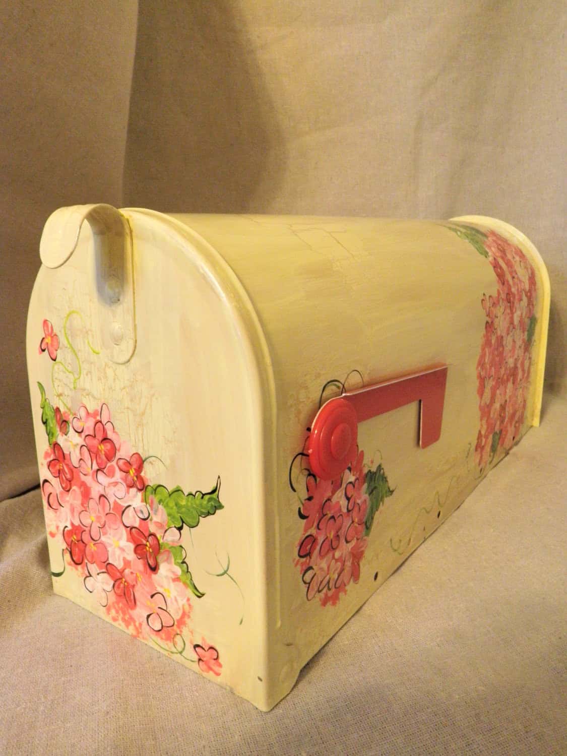 Hydrangea and Hummingbird Mailbox 20 Beautiful Handmade Mailbox Designs (16)