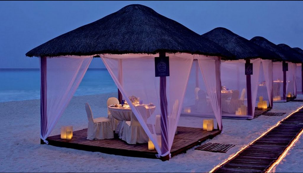 23 Breathtaking Outdoor Romantic Table Decorations 10