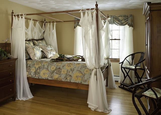 34 Dream Romantic Bedrooms With Canopy Beds 13