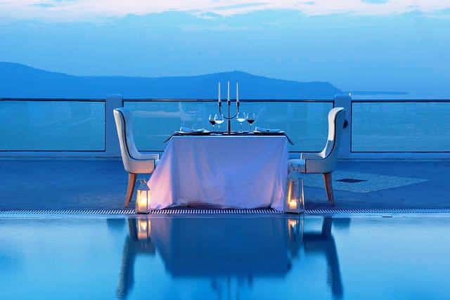 23 Breathtaking Outdoor Romantic Table Decorations 13