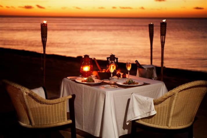 23 Breathtaking Outdoor Romantic Table Decorations 14