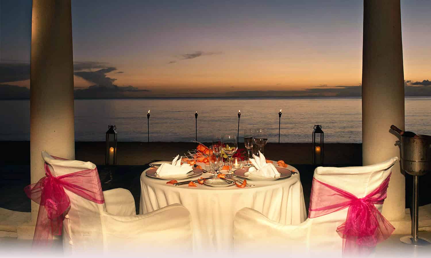 23 Breathtaking Outdoor Romantic Table Decorations 15