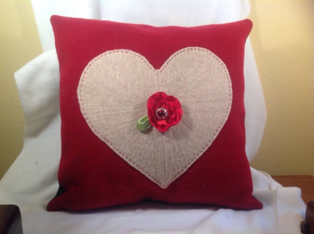 17 Fascinating Handmade Valentine's Day Pillow Designs (12)