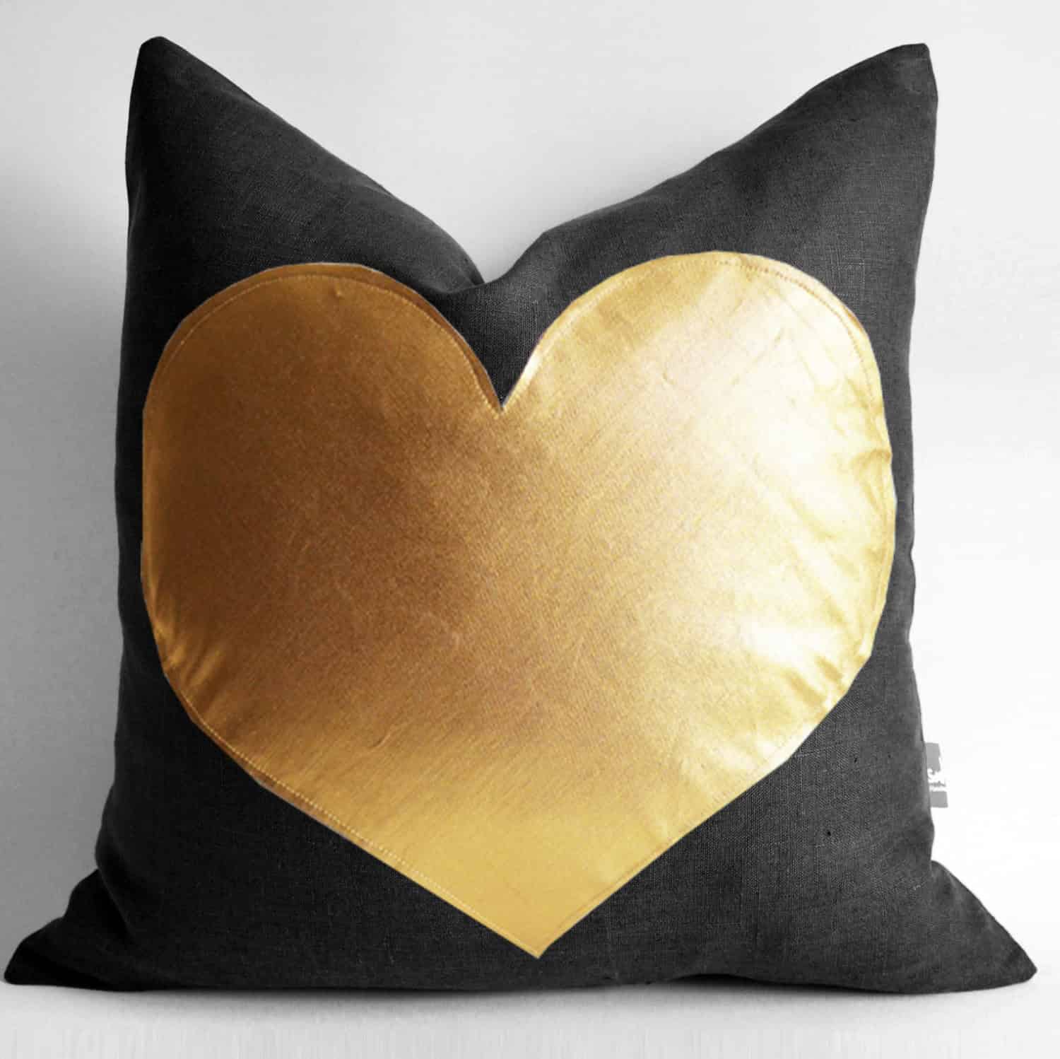 17 Fascinating Handmade Valentine's Day Pillow Designs