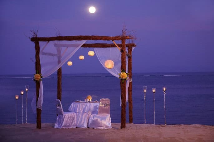 23 Breathtaking Outdoor Romantic Table Decorations 17