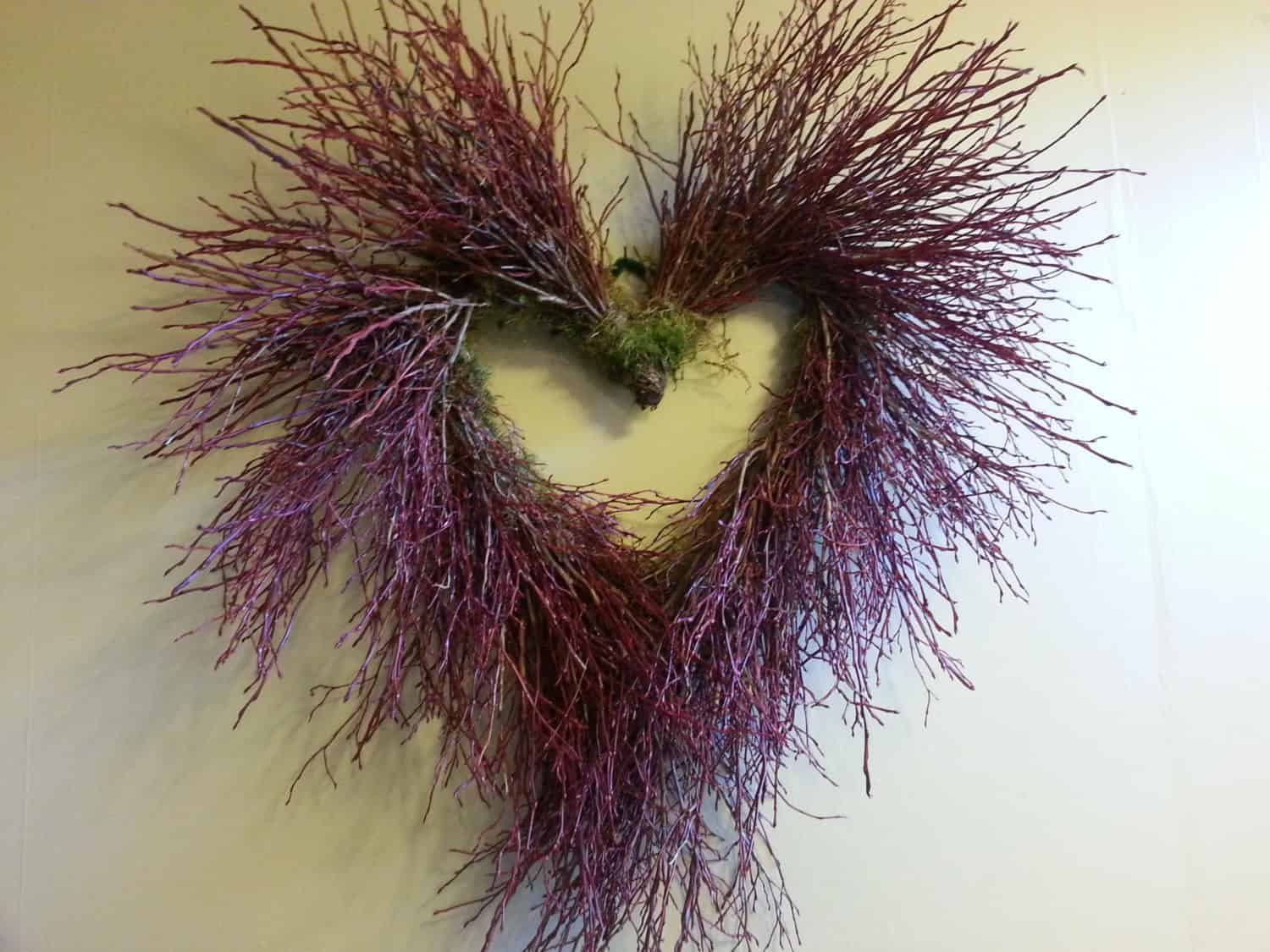 twig heart wreath 19 Outstanding Handmade Valentine's Wreaths (13)