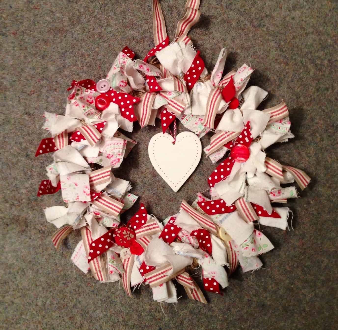 Heart wreath 19 Outstanding Handmade Valentine's Wreaths (17)