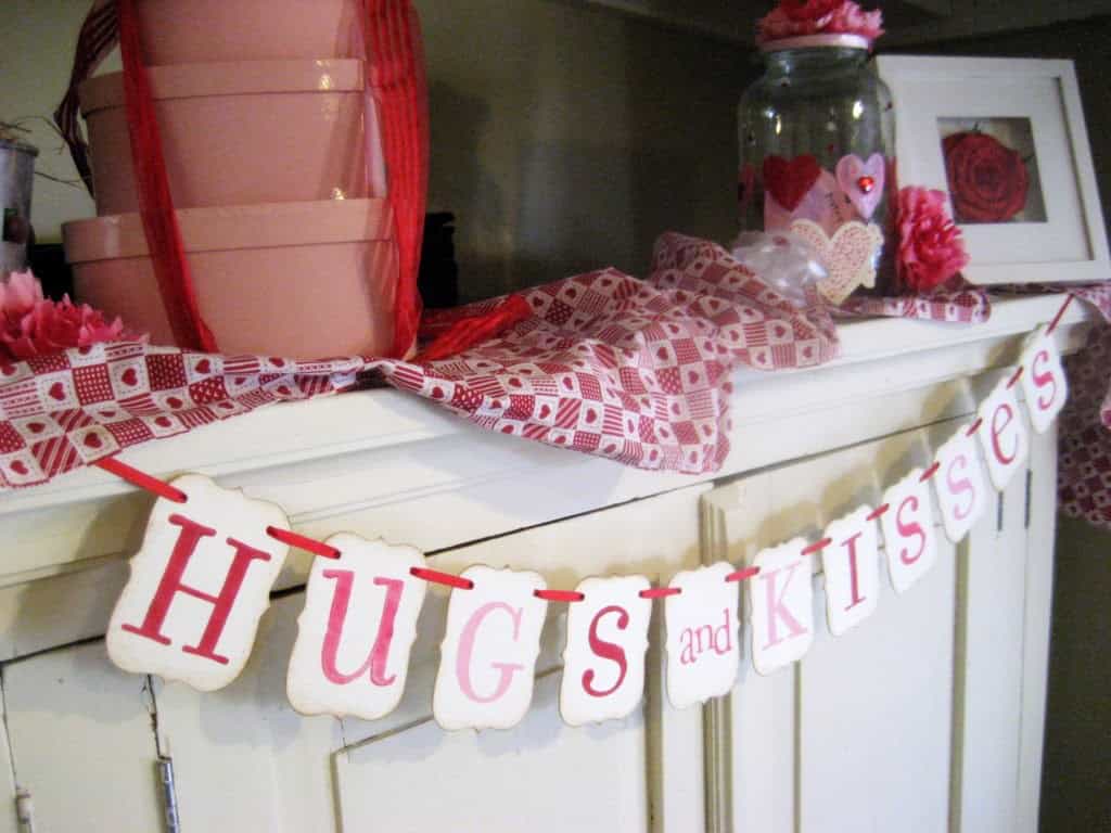 Valentine Banner HUGS and KISSES Decoration 22 Lovely Valentine's Day Garland Designs (12)