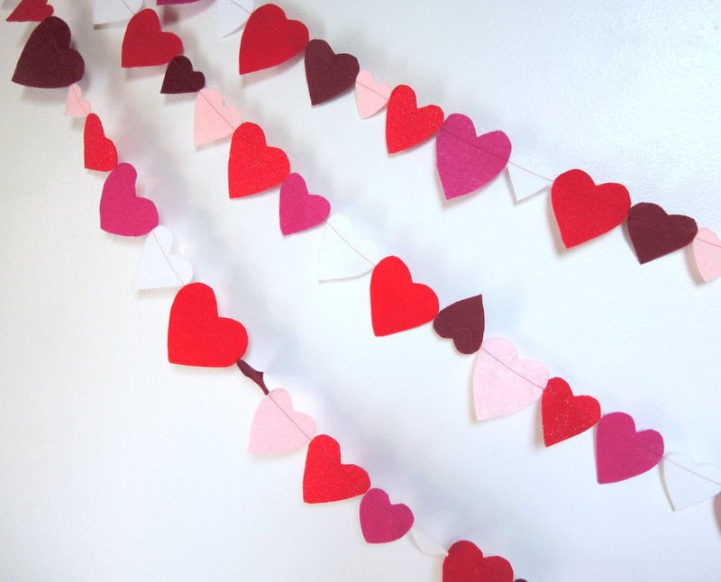 VALENTINE Heart Garland 22 Lovely Valentine's Day Garland Designs (19)