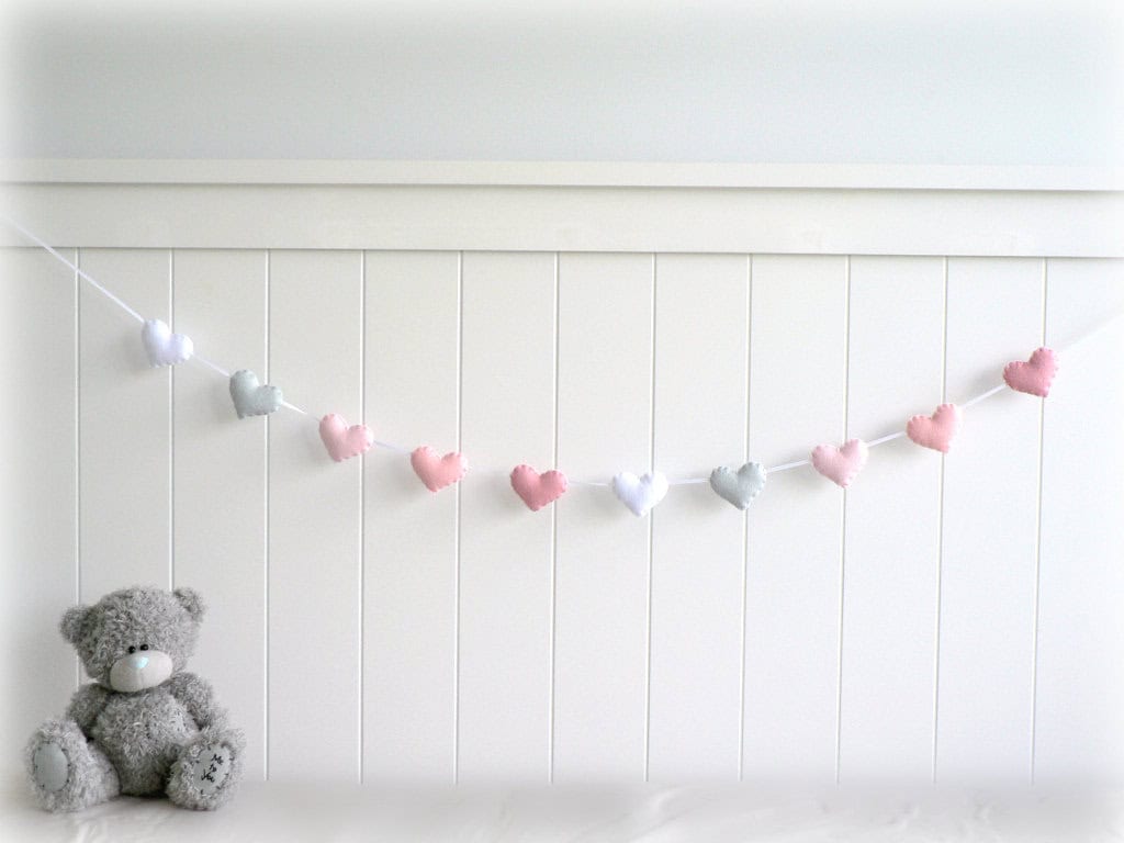 Felt hearts banner 22 Lovely Valentine's Day Garland Designs (6)