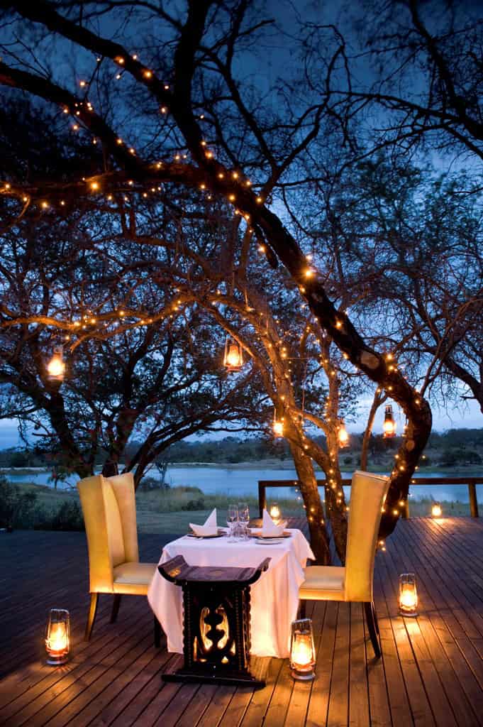 23 Breathtaking Outdoor Romantic Table Decorations 3