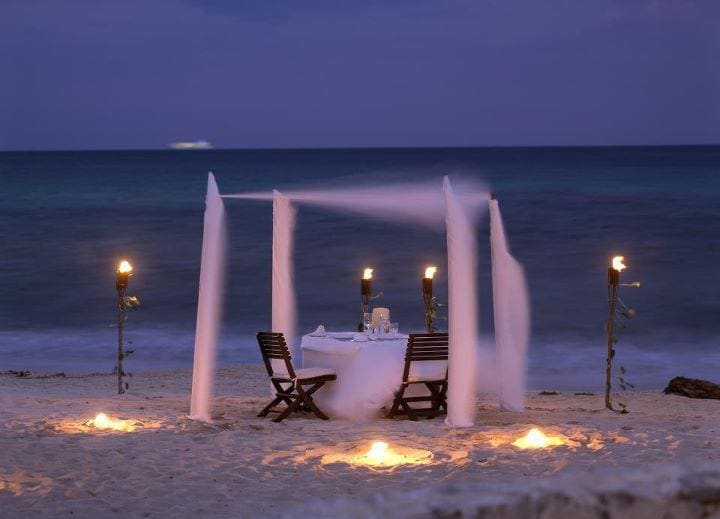 23 Breathtaking Outdoor Romantic Table Decorations 4