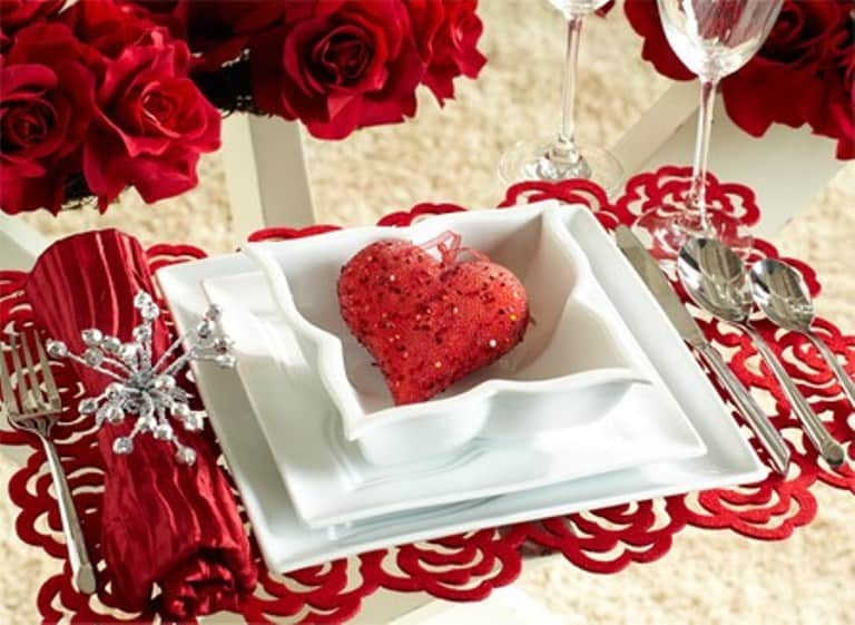 26 Irreplaceable & Romantic DIY Valentine's Day Table Decorations 7