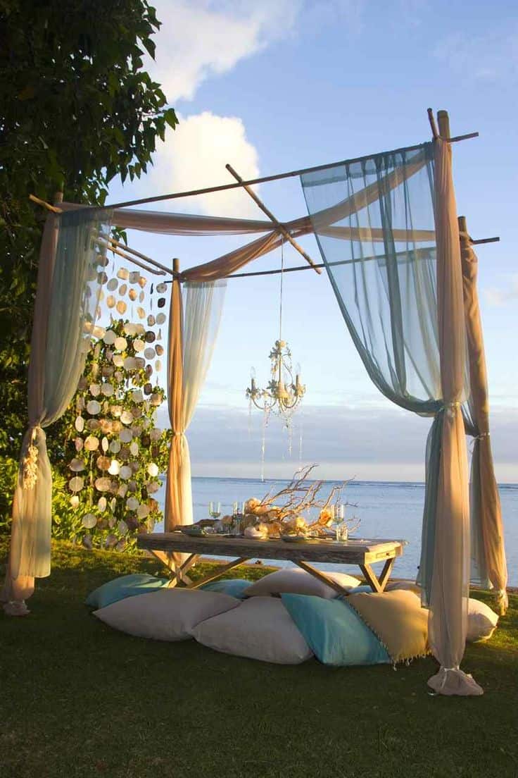 23 Breathtaking Outdoor Romantic Table Decorations 8
