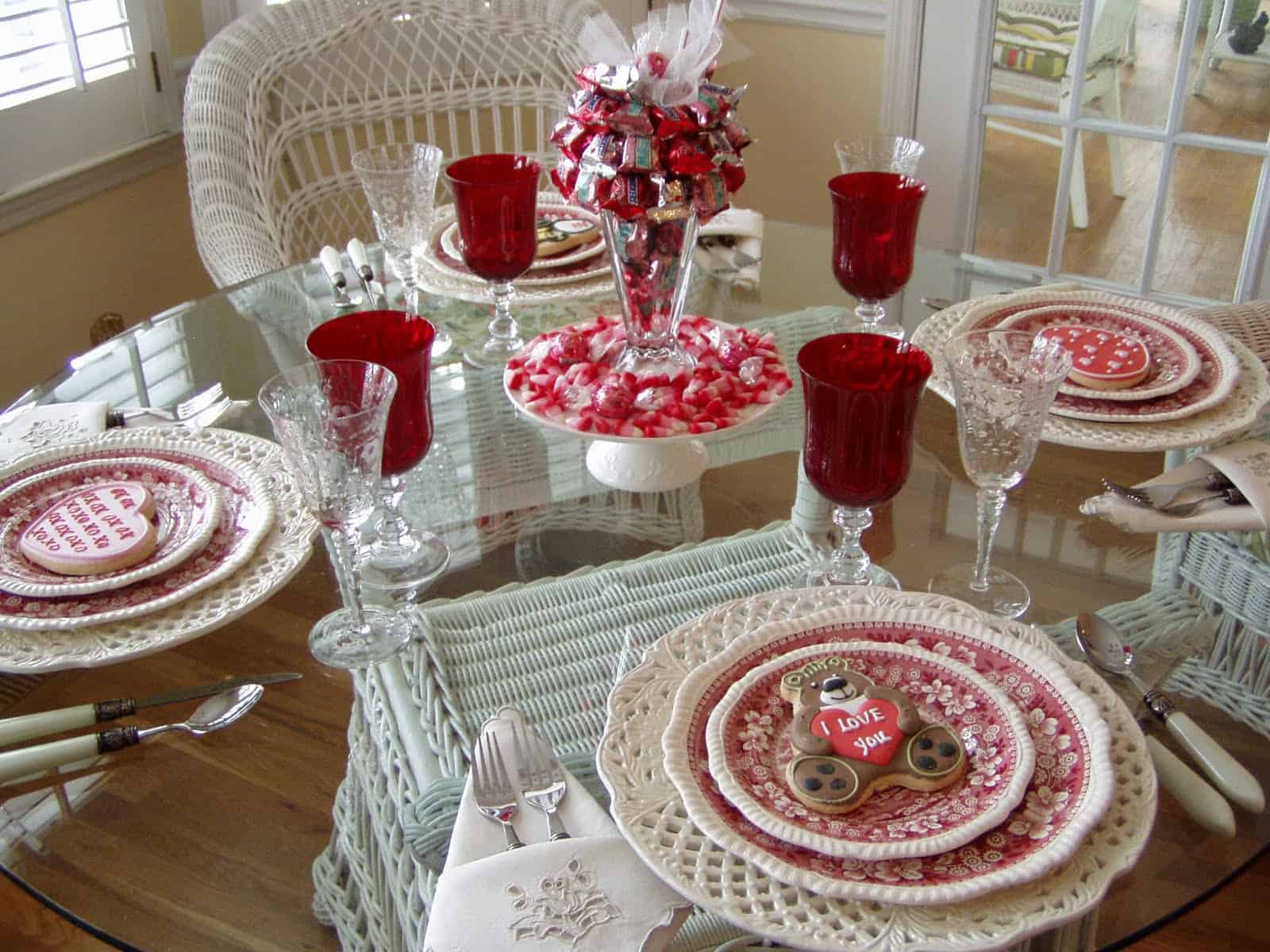 26 Irreplaceable & Romantic DIY Valentine's Day Table Decorations 8