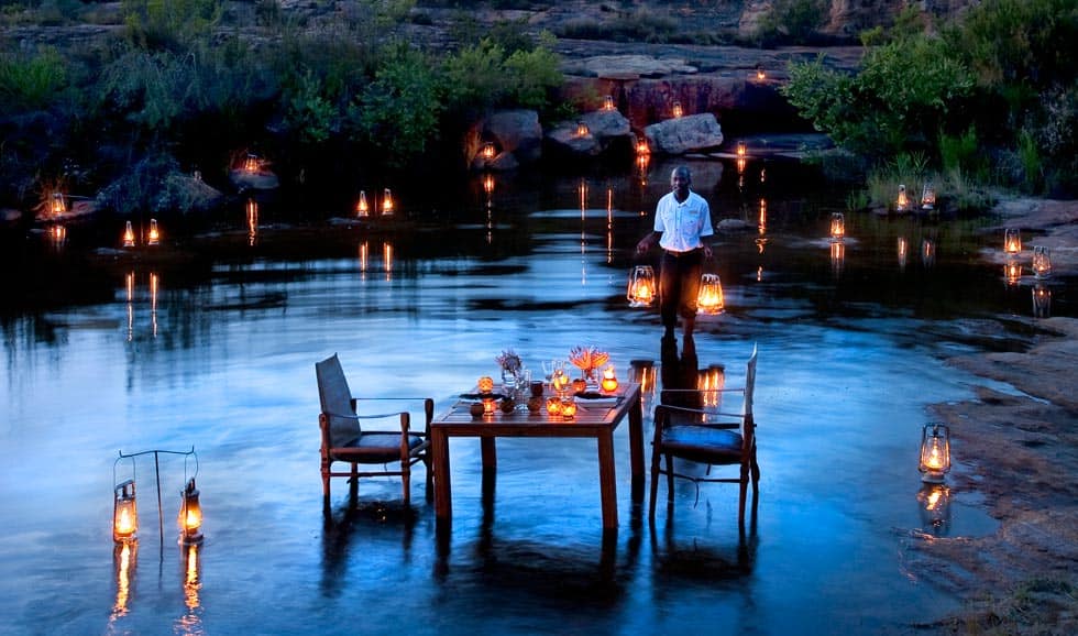 23 Breathtaking Outdoor Romantic Table Decorations 9